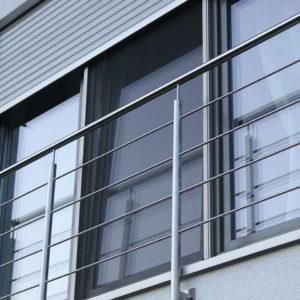 Fliegengitter Elektrorollo von außen am Abend hinter Rolladen